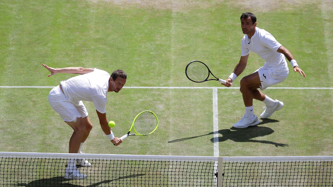 Filip Polášek (vľavo) a jeho tenisový spoluhráč Ivan Dodig z Chorvátska v semifinále štvorhry vo Wimbledone 2019.