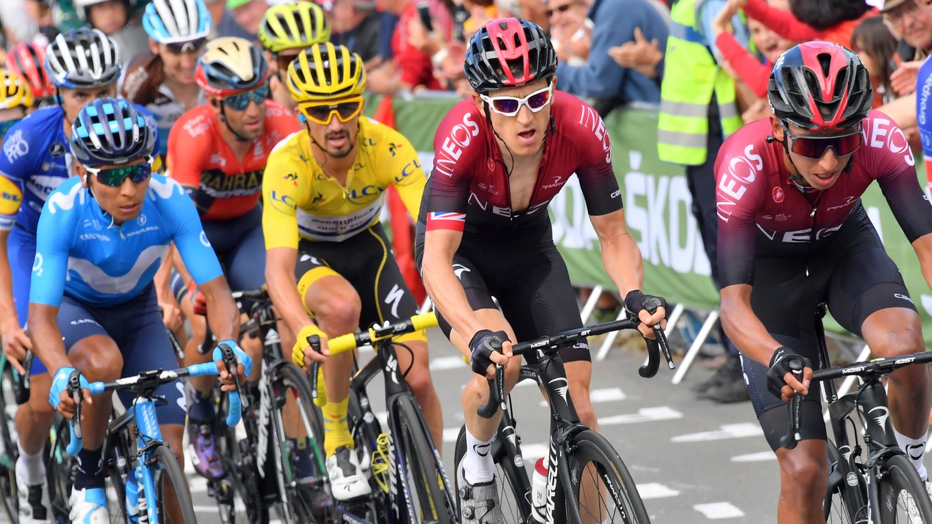 Hlavná skupina cyklistov v stúpaní pred cieľom 6. etapy Tour de France 2019. Sprava Egan Bernal, Geraint Thomas a Julian Alaphilippe.