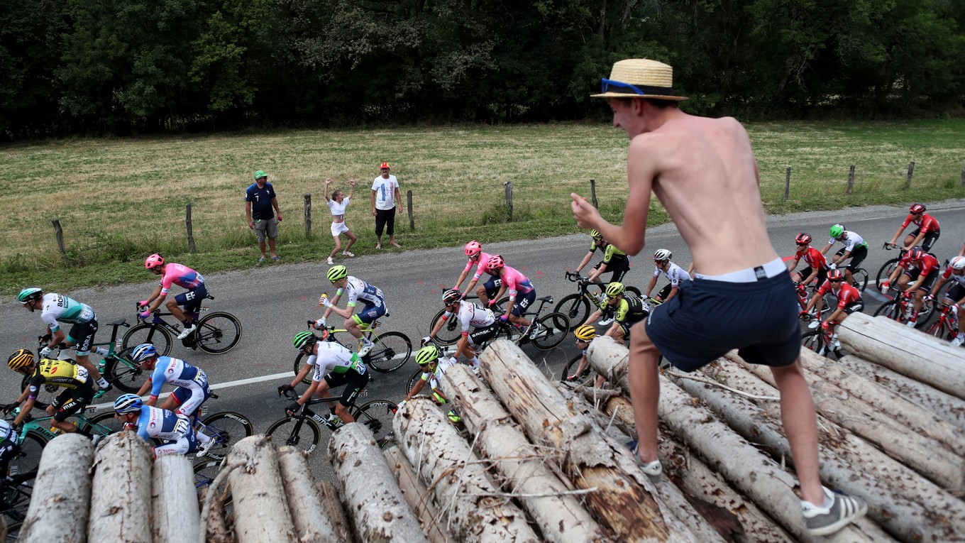 Fanúšik nad pelotónom počas 7. etapy Tour de france 2019.