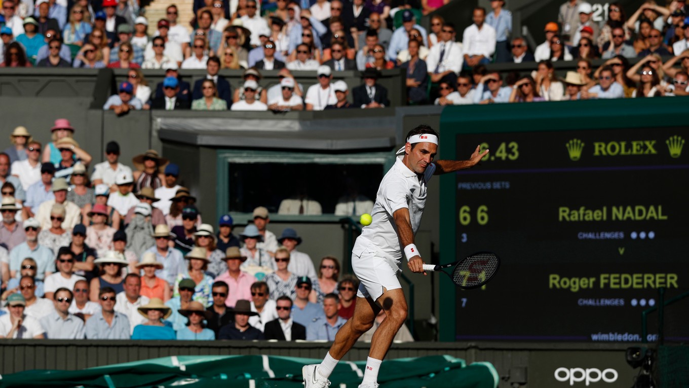 Roger Federer v súboji semifinále Wimbledonu proti Rafaelovi Nadalovi.