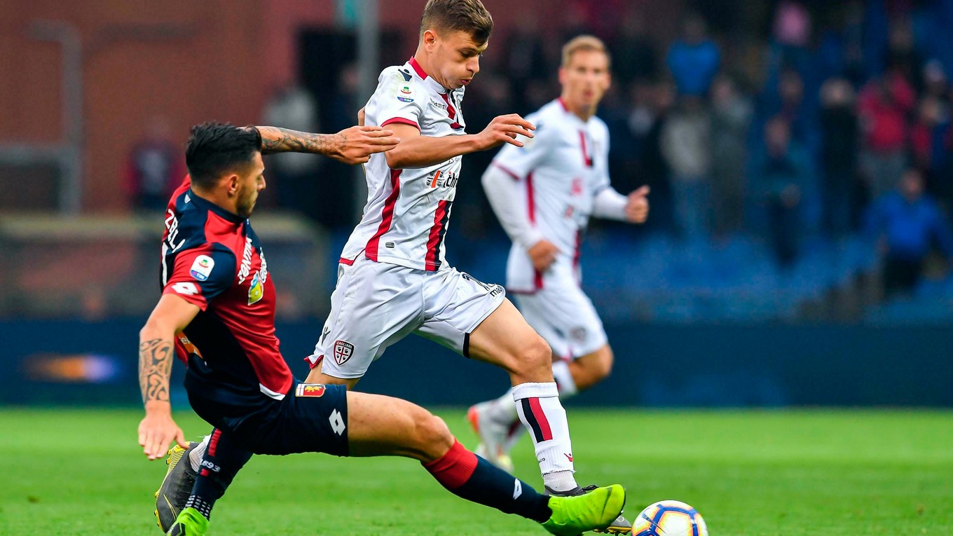 Nicolo Barella (v strede) mení dres, z Cagliari odchádza do Interu Miláno.