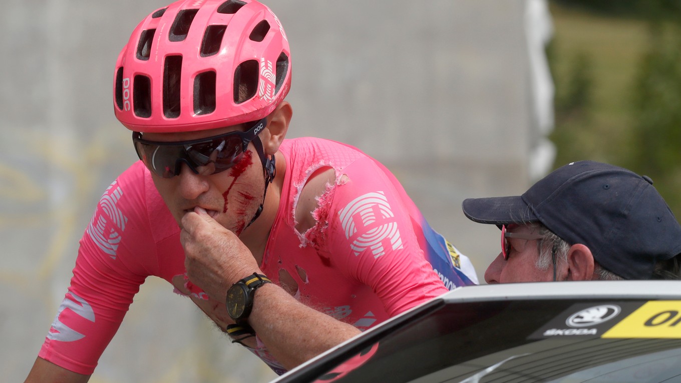 Zakrvavený Tejay van Garderen po páde v 7. etape Tour de France 2019.