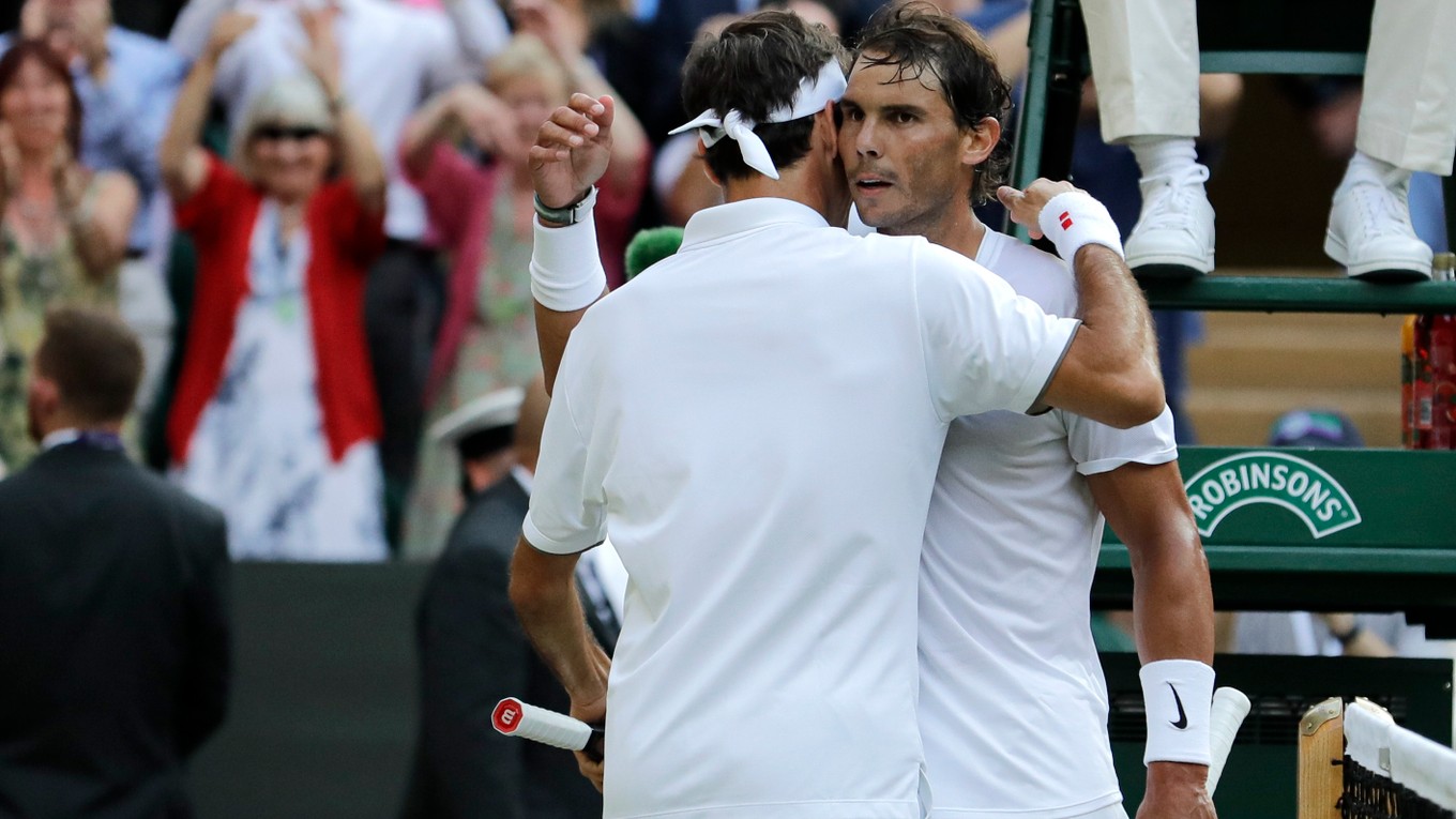 Rafael Nadal (vpravo) blahoželá Rogerovi Federerovi k postupu do finále Wimbledonu.