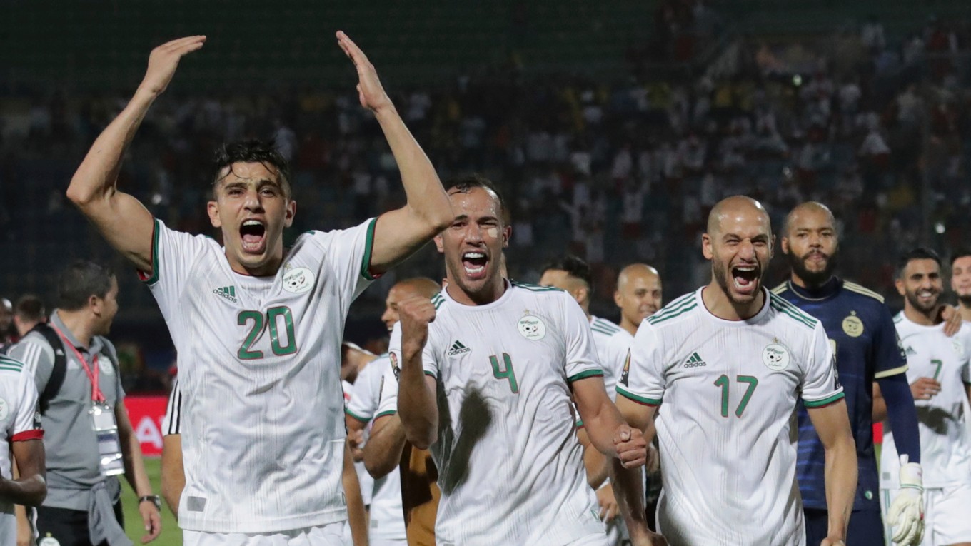 Futbalisti Alžírska sa pokúsia postúpiť do premiérového finále kontinentálneho šampionátu za 29 rokov.