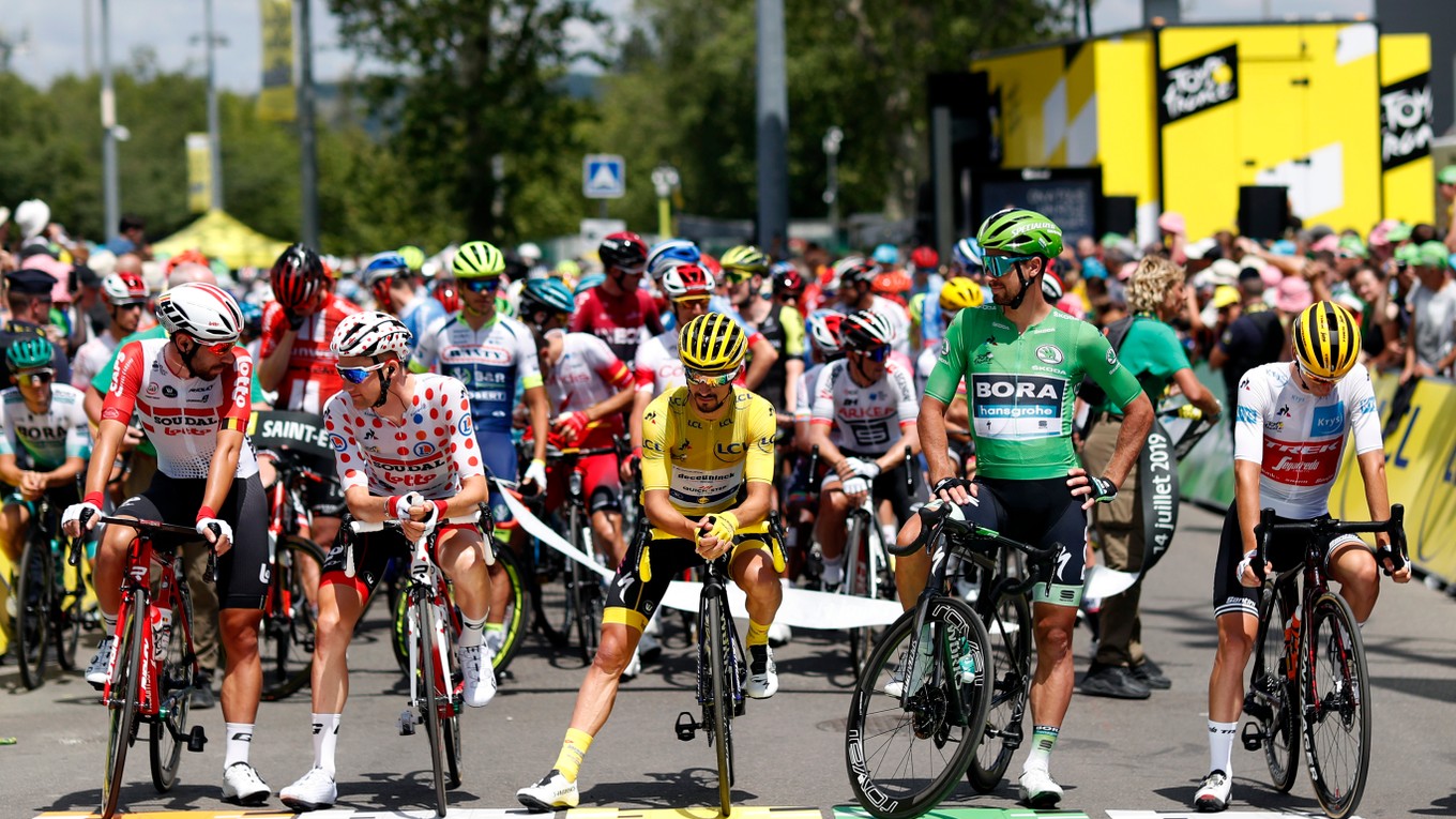 Držitelia dresov pred štartom 9. etapy Tour de France - sprava  Egan Bernal v bielom drese, Peter Sagan v zelenom drese, Julian Alaphilippe v žltom, Tim Wellens v bodkovanom a víťaz predchádzajúcej etapy Thomas De Gendt.