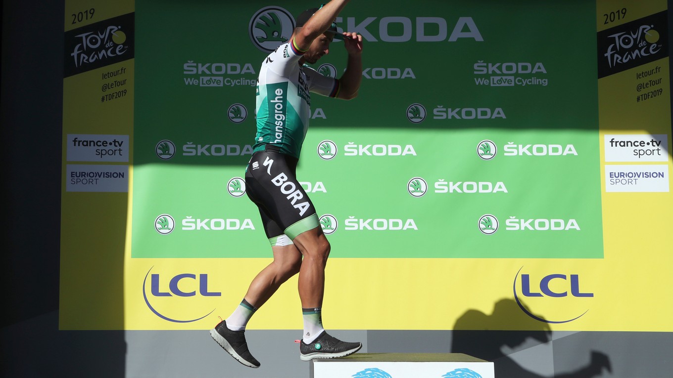 Peter Sagan si po skončení 9. etapy Tour de France 2019 prichádza na pódium pre zelený dres, ktorý si ako líder bodovacej súťaže oblečie aj v nasledujúcej etape.