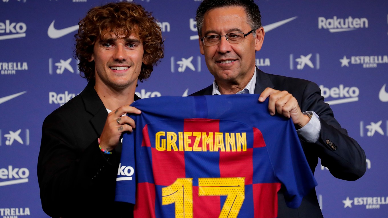 Prezident FC Barcelona Josep Maria Bartomeu predstavuje Antoinea Griezmanna.