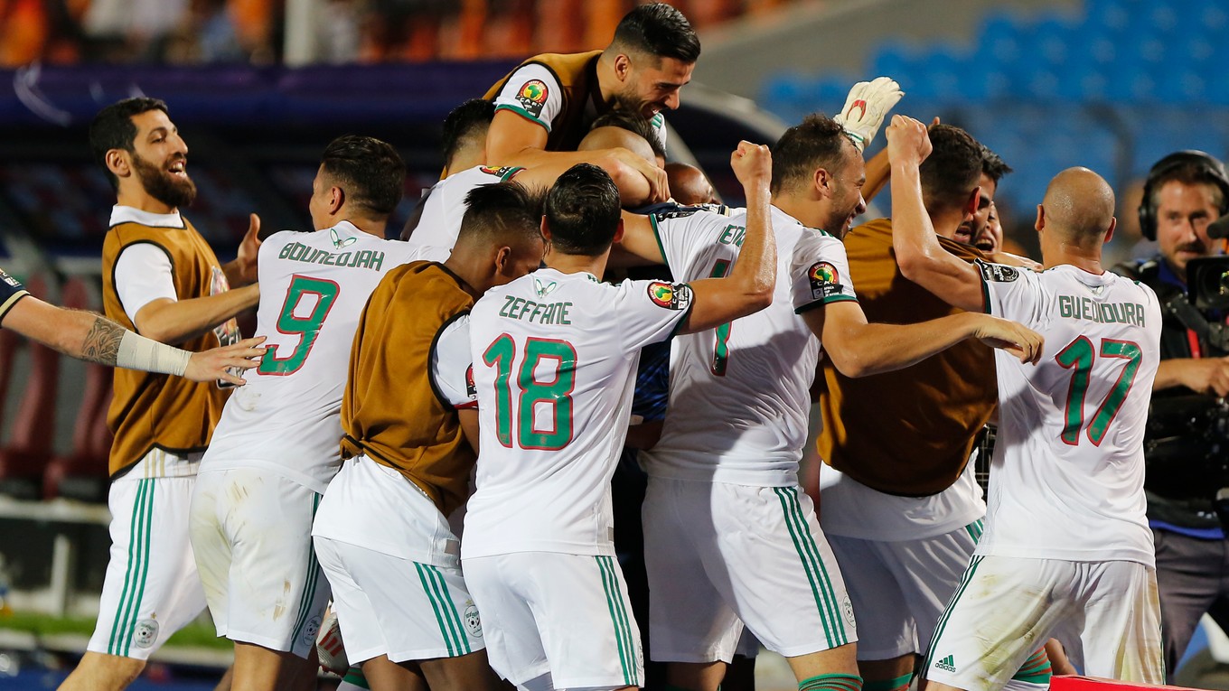 Futbalisti Alžírska sa tešia z postupu do finále.
