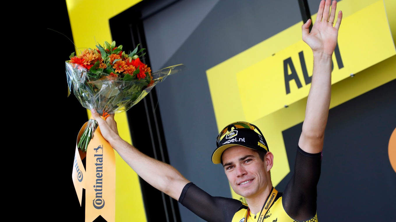 Belgický cyklista Wout Van Aert (Jumbo Visma) oslavuje na pódiu víťazstvo v desiatej etape pretekov Tour de France z Saint-Flour do Albi (217 km) 15. júla 2019.
