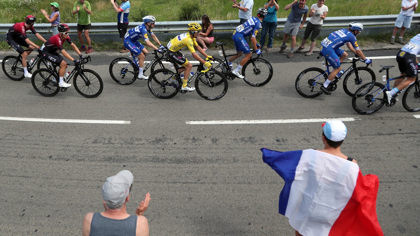 Fanúšikovia povzbudzujú cyklistov počas deviatej etapy na Tour de France 2019.
