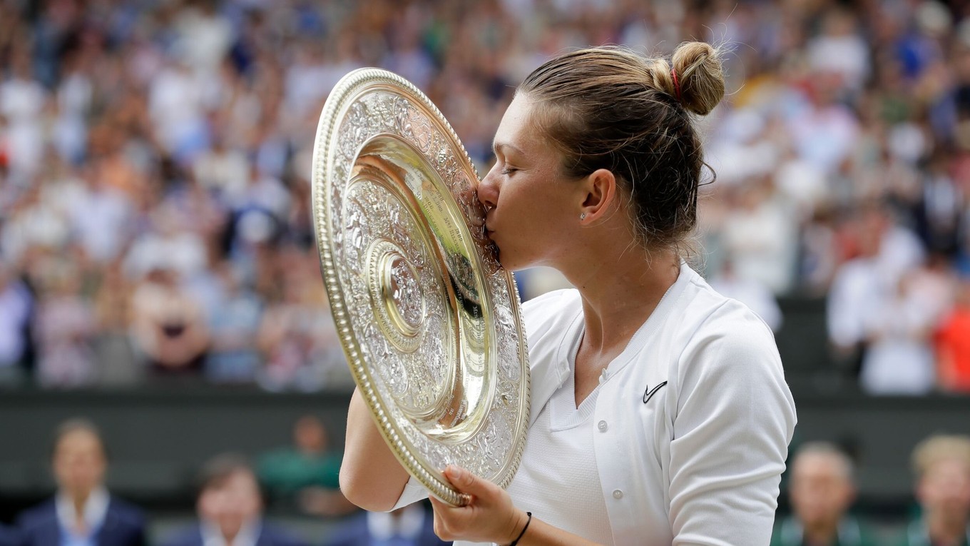 Simona Halepová bozkáva trofej víťazky finále dvojhry grandslamového turnaja žien vo Wimbledone v sobotu 13. júla 2019.