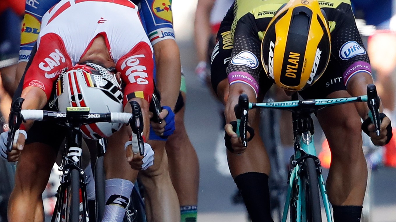 Caleb Ewan (vľavo) a Dylan Groenewegen v záverečnom šprinte 11. etapy Tour de France 2019.