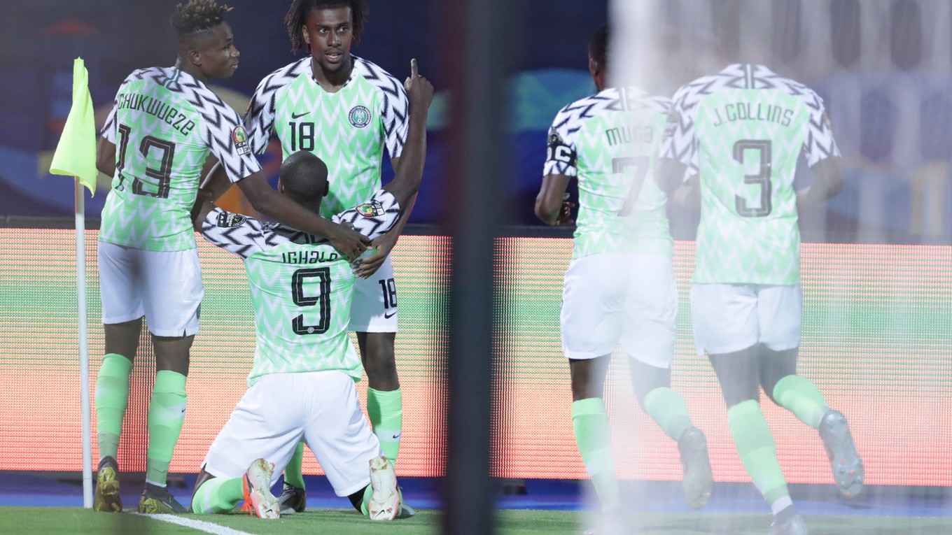 Radosť hráčov Nigérie po strelenom góle v zápase Afrického pohára národov o 3. miesto Nigéria - Tunisko.