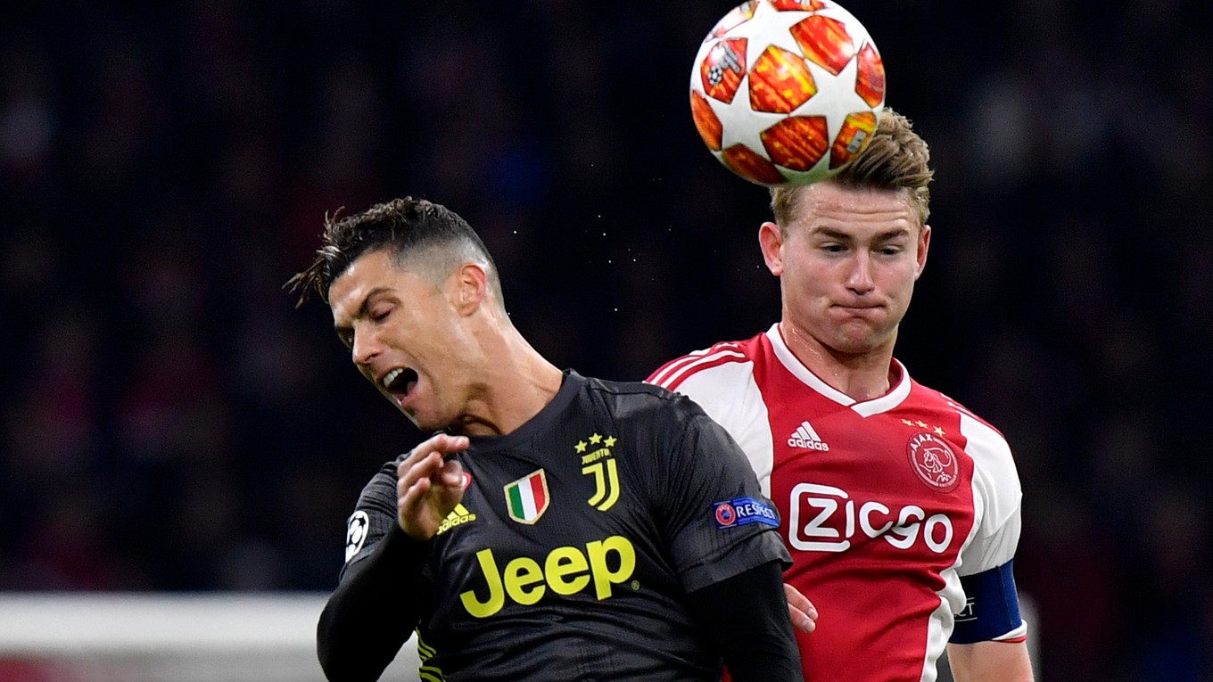 Cristiano Ronaldo (vľavo) a Matthias de Ligt sú už spoluhráčmi v Juventuse Turín.