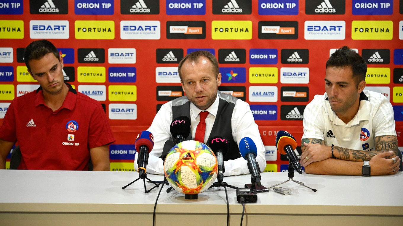 Tlačová konferencia AS Trenčín pred začiatkom sezóny 2019/2020. Zľava: tréner Matthias Kohler, generálny manažér Róbert Rybníček a kapitán tímu David Depetris. 