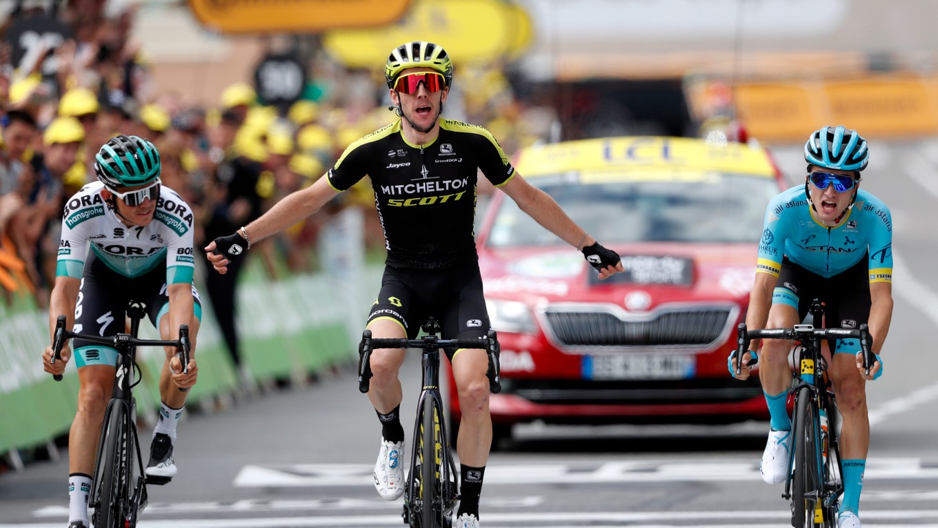 Simon Yates (uprostred) z tímu Mitchelton-Scott víťazí v 12. etape pretekov Tour de France z Toulouse do Bagneres-de-Bigorre (209,5 km) vo štvrtok 18. júla 2019.