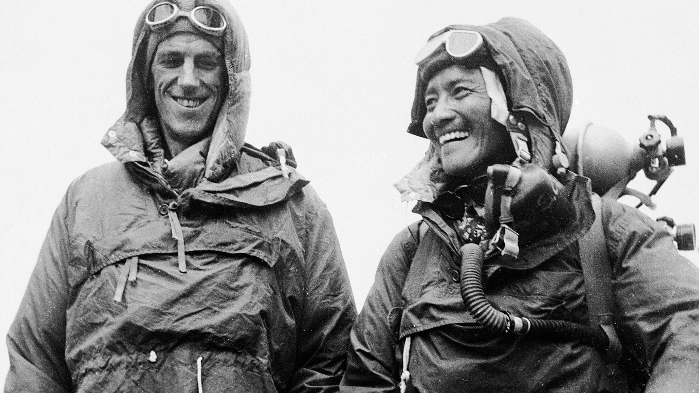 Nepálčan Sardar Tenzing Norgay (vpravo) a  Novozélanďan Edmund P. Hillary (vľavo) ukazujú 26. júna 1953 v Káthmandú výstroj, ktorú mali na sebe počas výstupu na najvyššiu horu sveta Mount Everest 29. mája 1953.