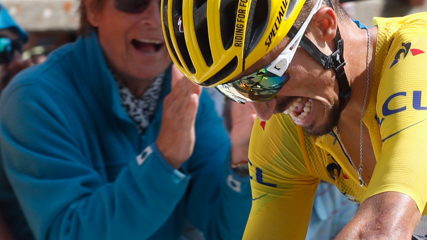 Vyčerpaný Julian Alaphilippe v žltom drese pred cieľom 14. etapy Tour de France 2019.
