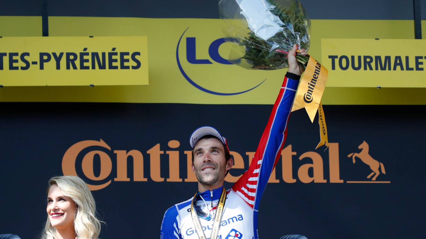 Thibault Pinot na pódiu po víťazstve v 14. etape Tour de France 2019.