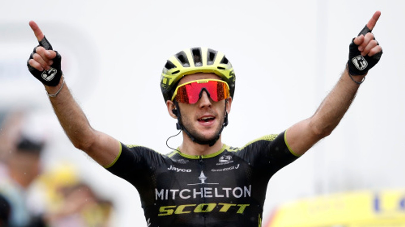 Simon Yates oslavuje víťazstvo v 15. etape Tour de France 2019.
