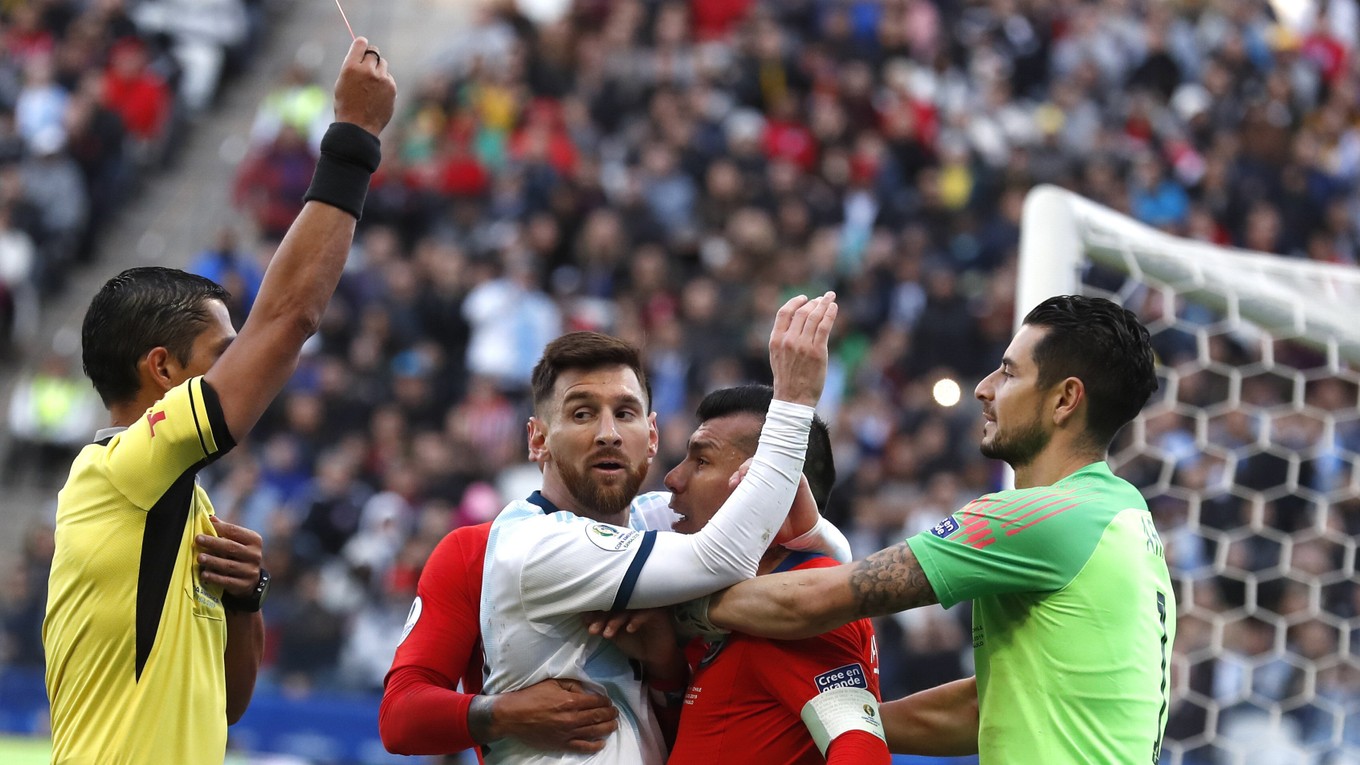 Rozhodca Mario Diaz udeľuje Lionelovi Messimu červenú kartu v dueli o bronz na Copa America 2019.