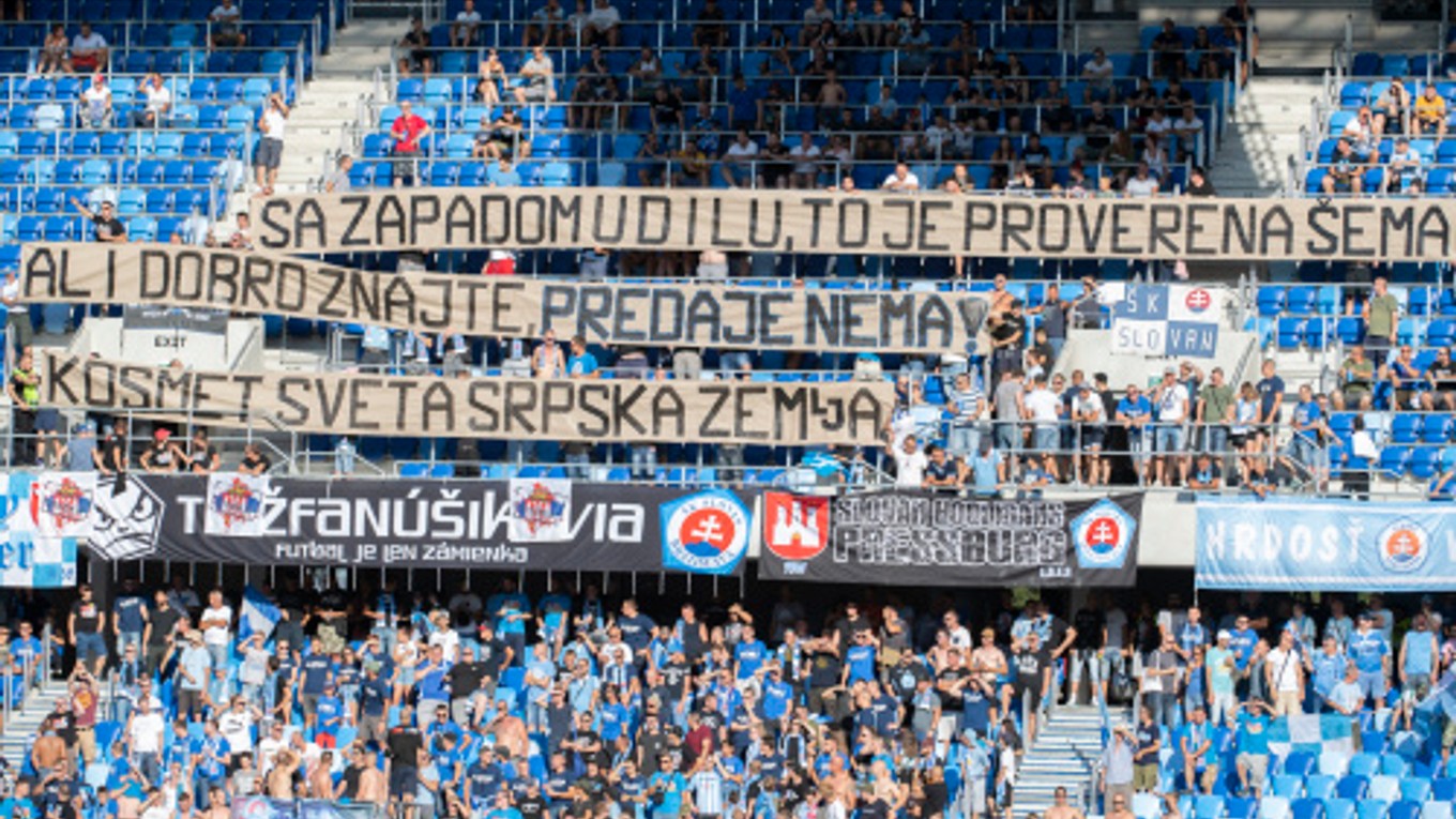 Fanúšikovia na zápase ŠK Slovan Bratislava - KF Feronikeli.