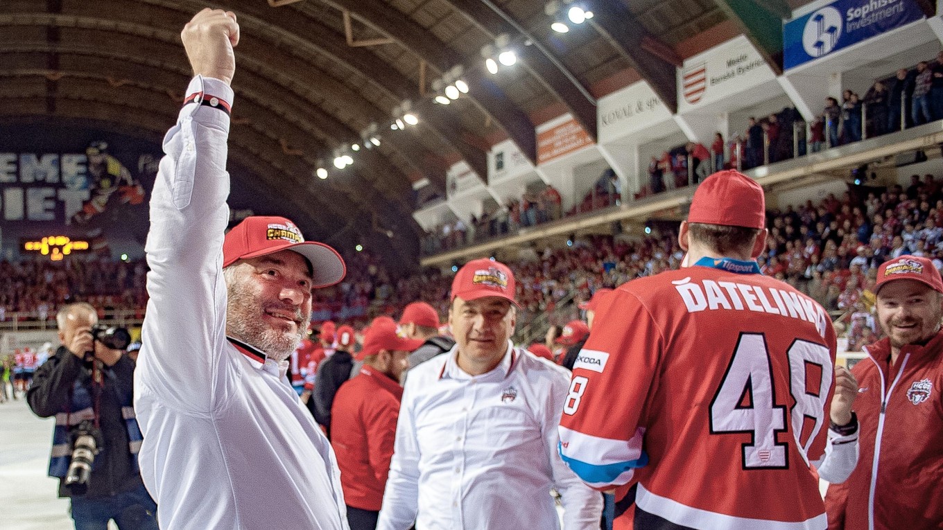 Prezident HC'05 Banská Bystrica Juraj Koval (vľavo) oslavuje majstrovský titul po víťaznom piatom zápase finále play-off Tipsport ligy v hokeji v roku 2019.