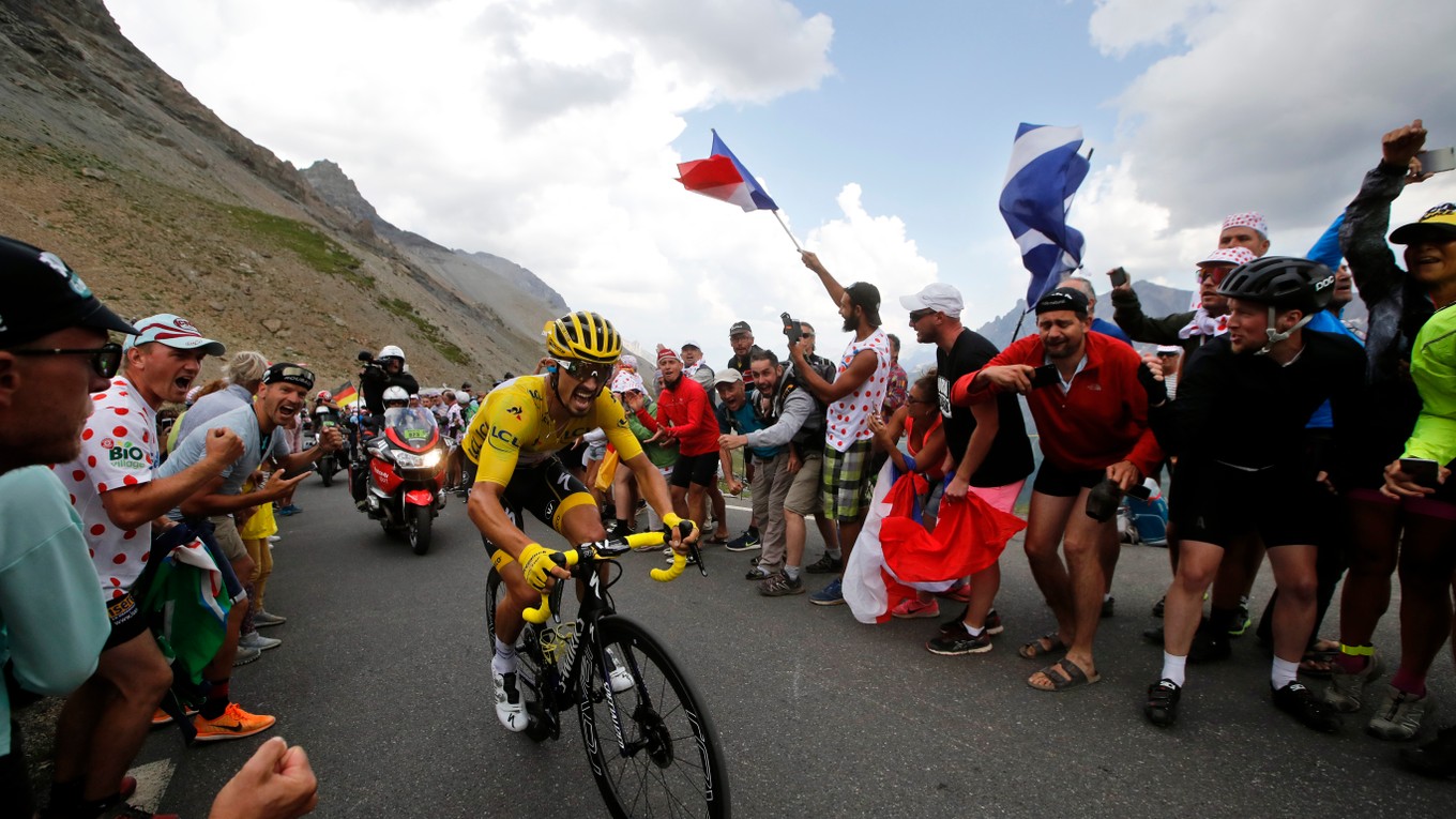 Líder celkového poradia Julian Alaphilippe počas stúpania na Galibier v 18. etape na Tour de France 2019.