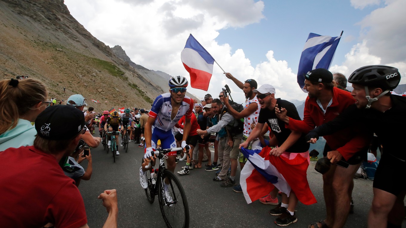 Thibaut Pinot počas stúpania na Galibier v 18. etape na Tour de France 2019.