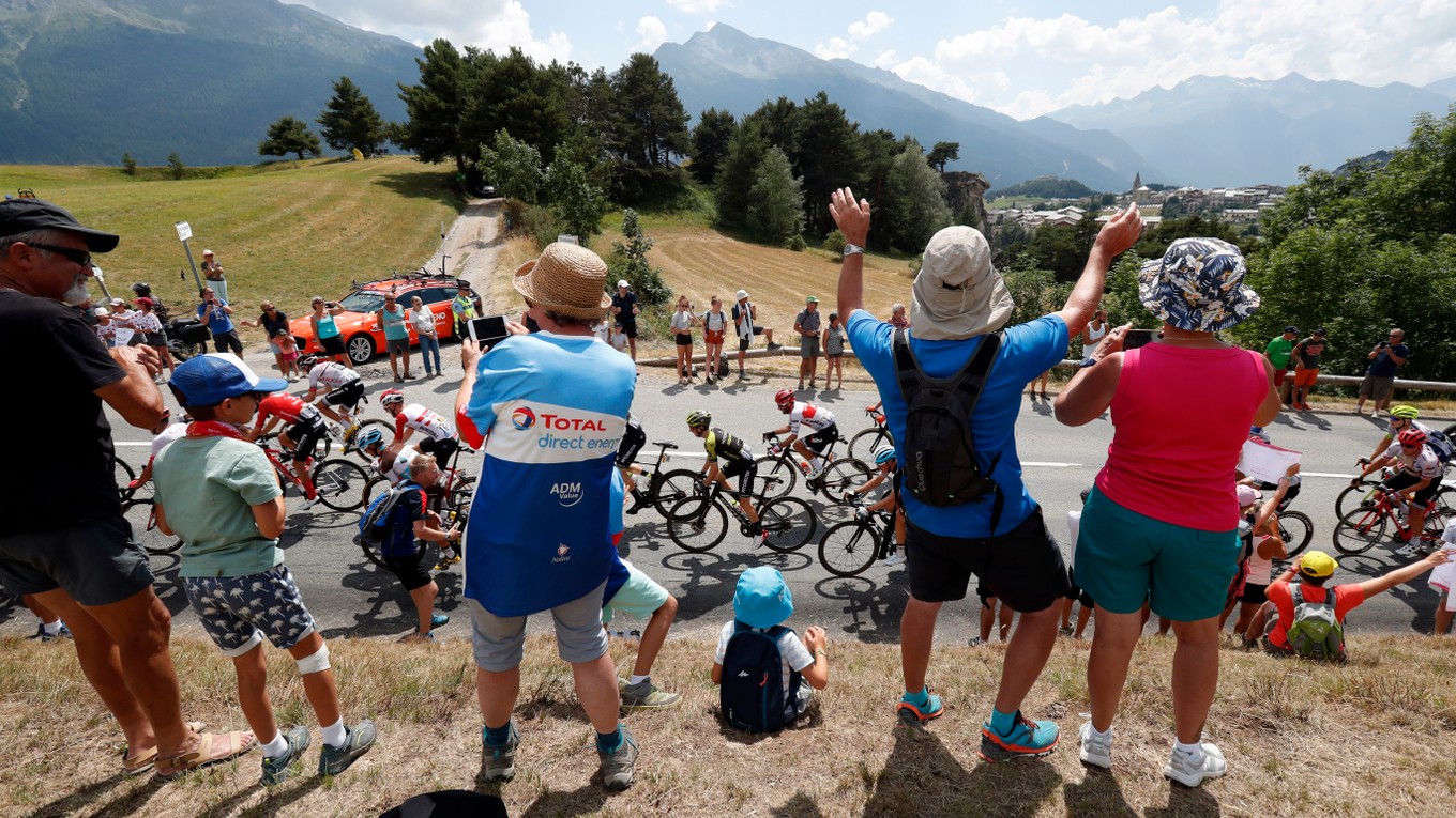 Fanúšikovia povzbudzujú jazdcov počas 19. etapy na Tour de France 2019.