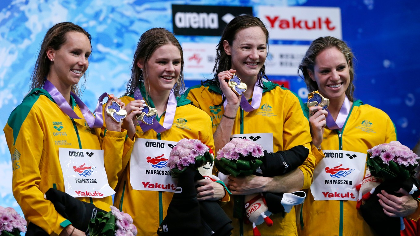 Shayna Jacková (druhá zľava) na snímke víťazného družstva austrálskej štafety z Pan Pacifických hier v roku 2018.