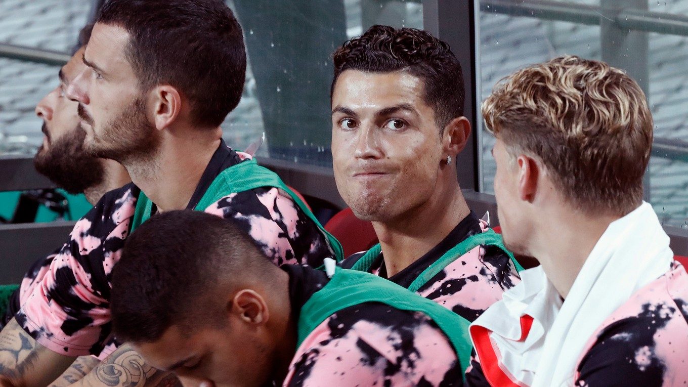 Cristiano Ronaldo sedí na lavičke pre náhradníkov počas exhibičného zápasu medzi Juventusom Turín a výberom K League.