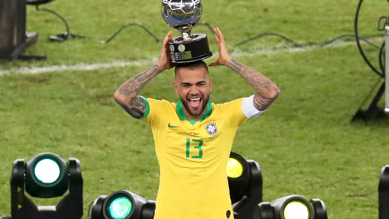 Dani Alves s cenou pre najlepšieho hráča Copa América 2019.
