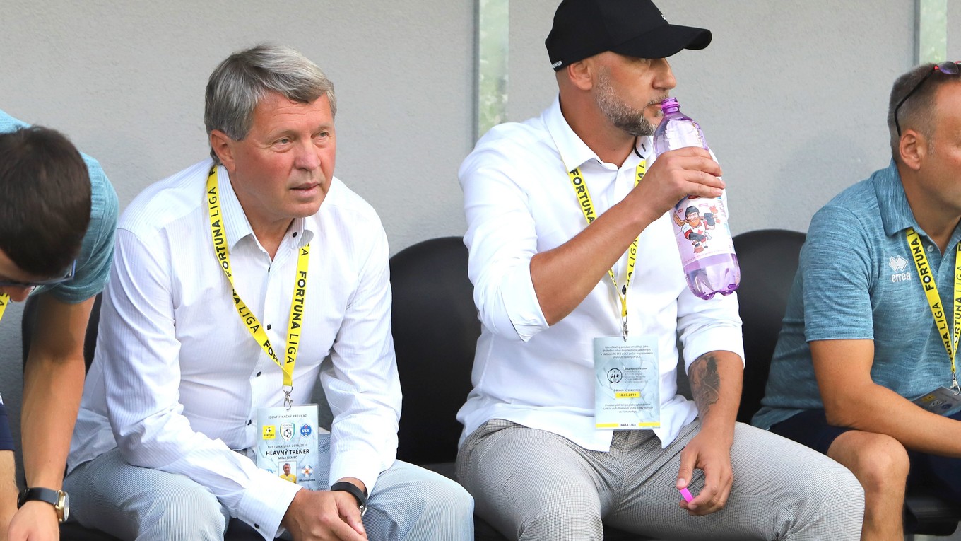Milan Nemec a Rastislav Urgela ešte počas zápasu 1. kola Fortuna ligy 2019/2020 FK Pohronie - ŠK Slovan Bratislava.