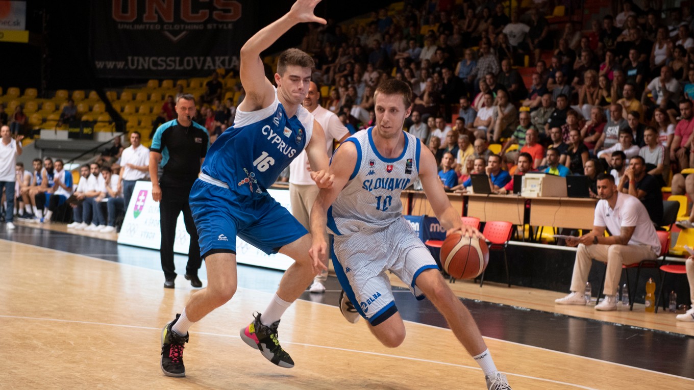 Na snímke vpravo Vladimír Brodziansky (Slovensko) a vľavo Pavlos Stavrinides (Cyprus) počas stretnutia 3. kola predkvalifikácie na ME 2021 v basketbale mužov Slovensko – Cyprus 3. augusta 2019 v Bratislave.