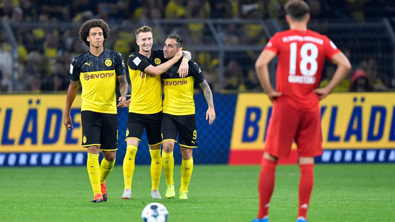 Paco Alcacer (tretí zľava) oslavuje so spoluhráčmi gól v zápase o Nemecký superpohár proti Bayernu Mníchov.