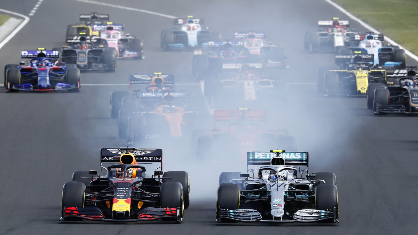 Max Verstappen na Red Bulle (vľavo) a Valtteri Bottas na Mercedese po štarte pretekov Veľkej ceny Maďarska 2019 na Hungaroringu.