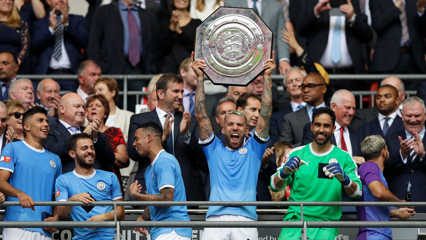 Radosť hráčov Manchestru City s trofejou anglického superpohára FA Community Shield 2019 po výhre nad FC Liverpool.
