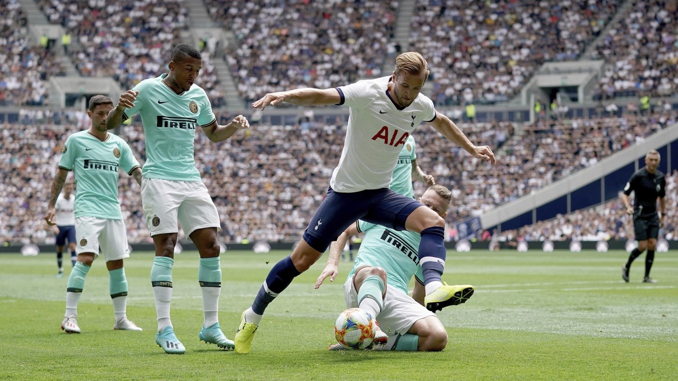 Harry Kane v súboji s Milanom Škriniarom (dole) v prípravnom zápase Medzinárodného pohára majstrov Tottenham Hottspur - Inter Miláno.