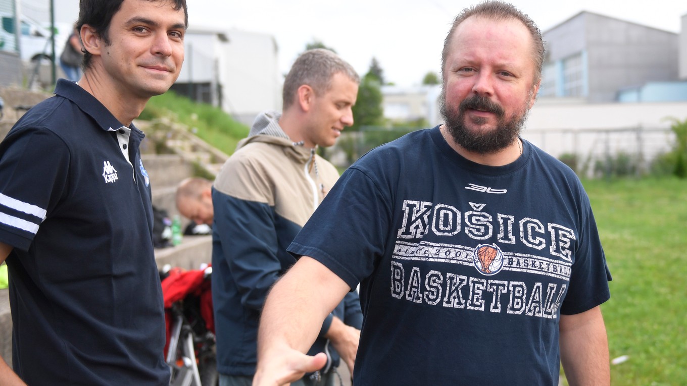 Generálny manažér Young Angels D. Jendrichovský (vpravo) a asistent trénera R. Dvorščák.