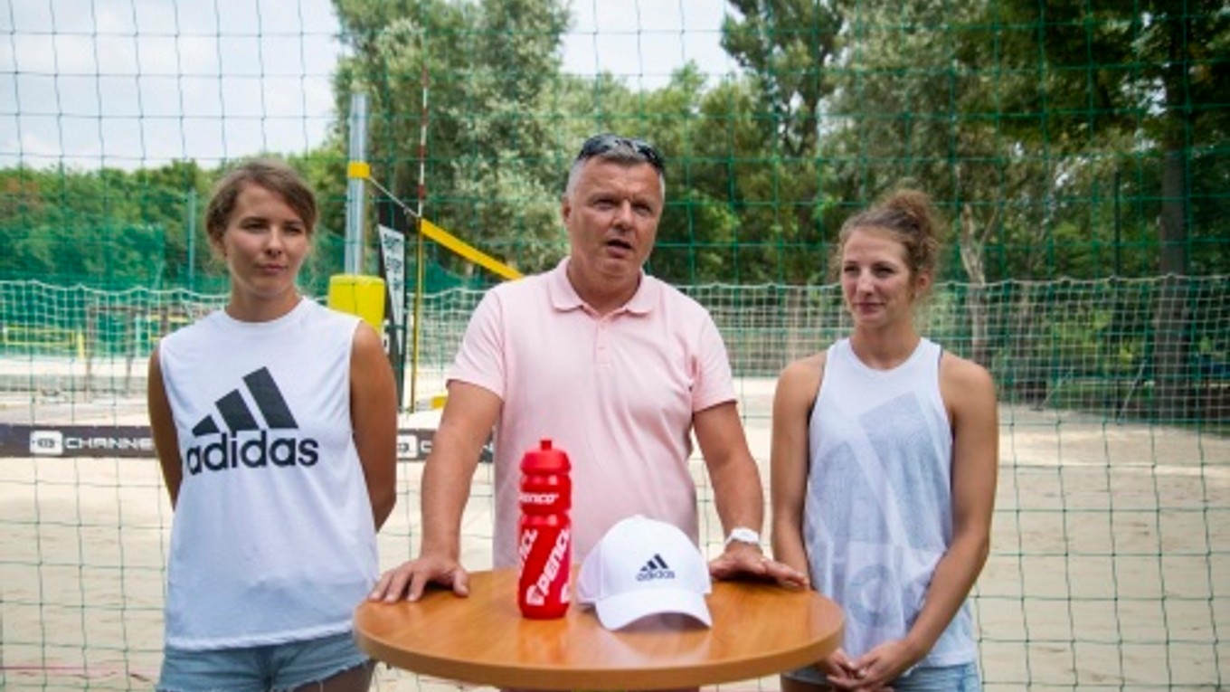 Na snímke slovenské reprezentantky v plážovom volejbale vľavo Natália Dubovcová a vpravo Andrea Štrbová a v strede manažér Miloš Dubovec.