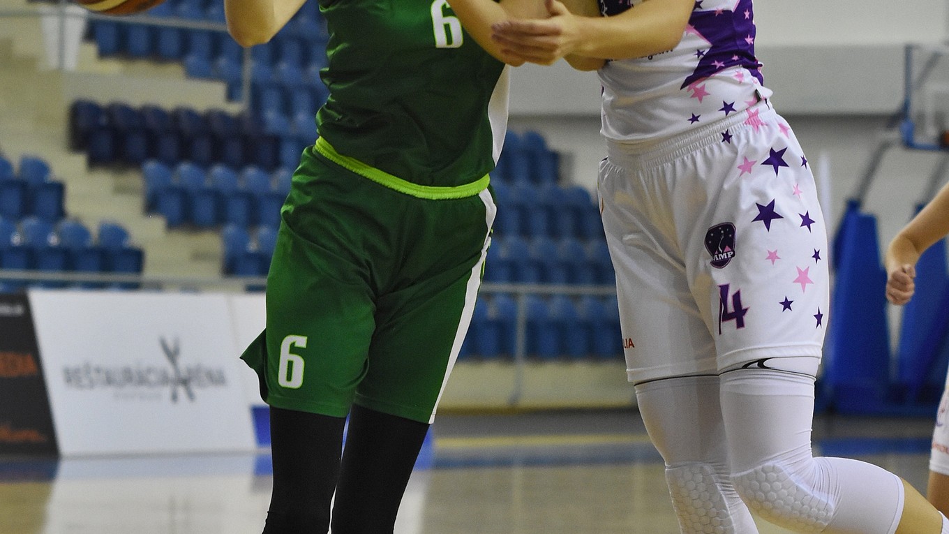 V minulej sezóne obliekala Eva Filičková (vpravo) dres BAM Poprad.