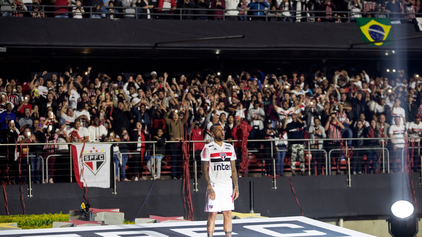 Dani Alves počas uvítania fanúšikmi na štadióne FC Sao Paulo.