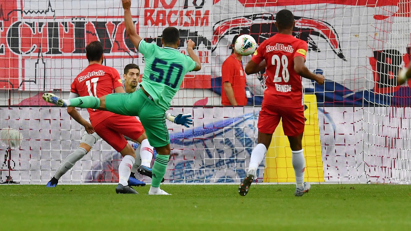 Eden Hazard strieľa gól v zápase Real Madrid - Salzburg.