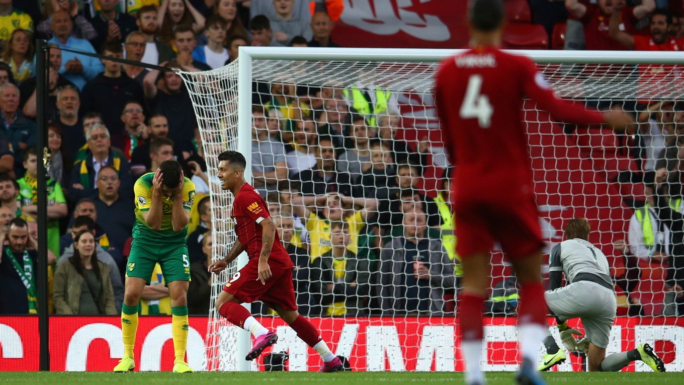 Grant Hanley sa chytá za hlavu po vlastnom góle v zápase FC Liverpool - Norwich City.