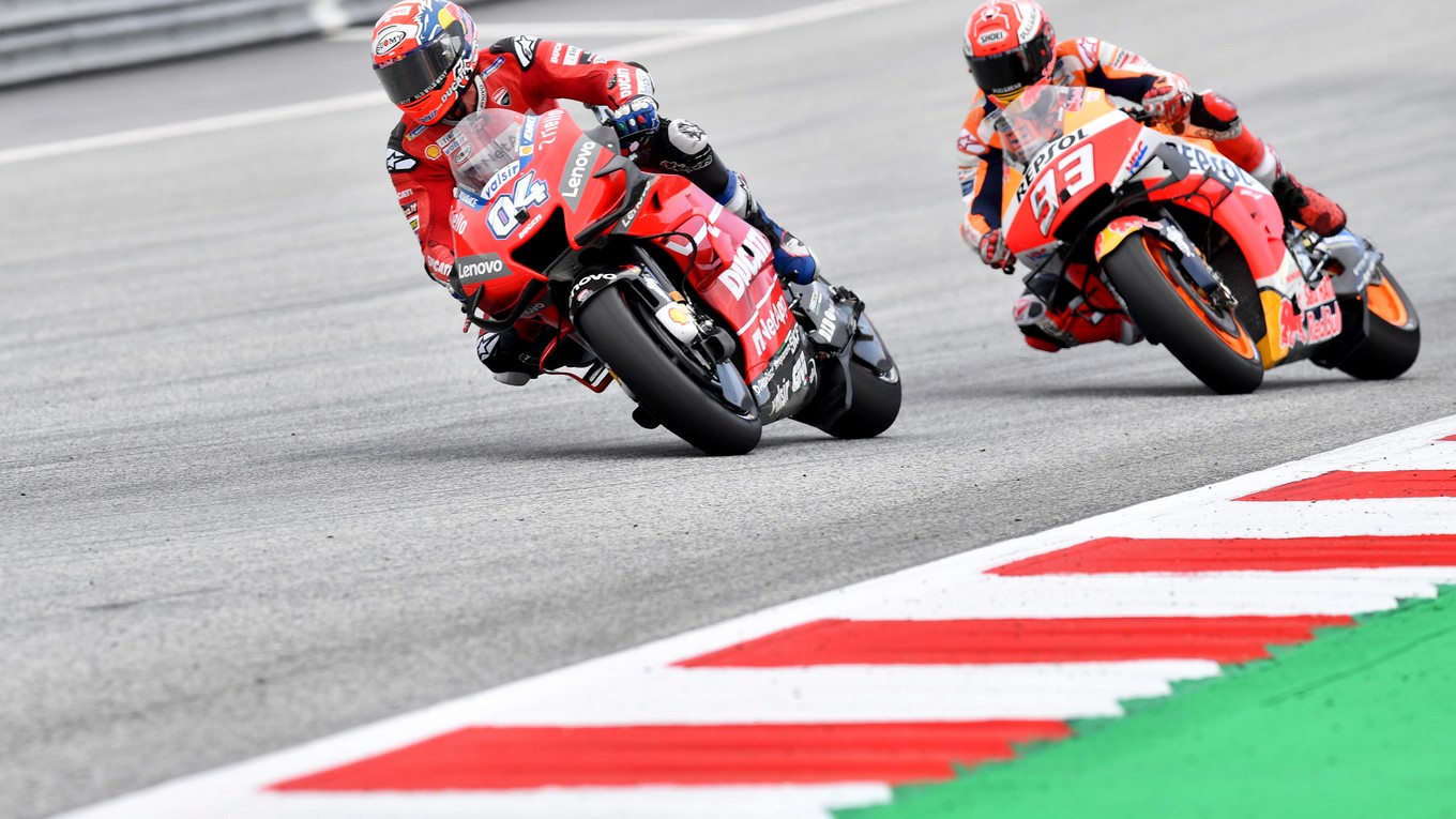Andrea Dovizioso (vľavo) a Marc Márquez.