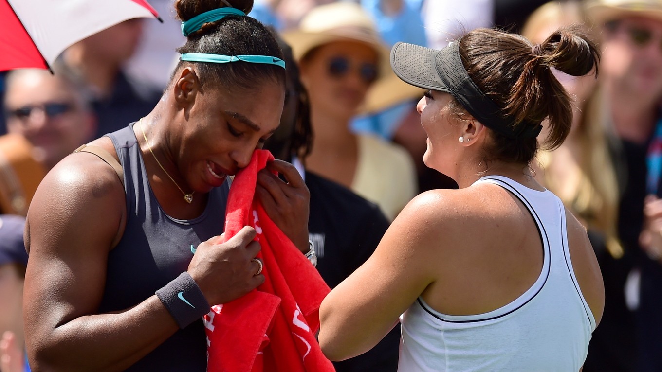 Bianca Andreescuová (vpravo) a Serena Williamsová.