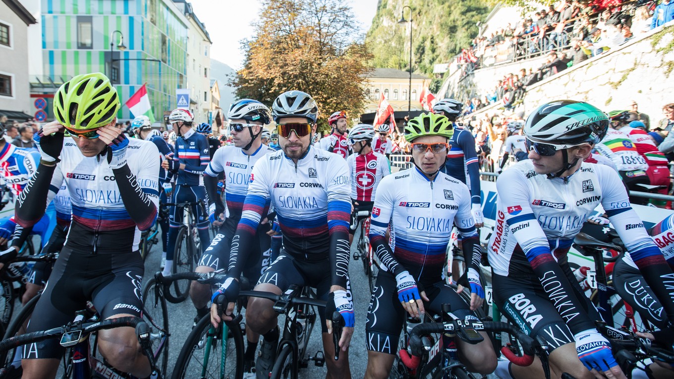 Slováci na štarte MS 2018 Patrik Tybor (zľava), Juraj Sagan, Peter Sagan, Martin Mahďar a Erik Baška. 
