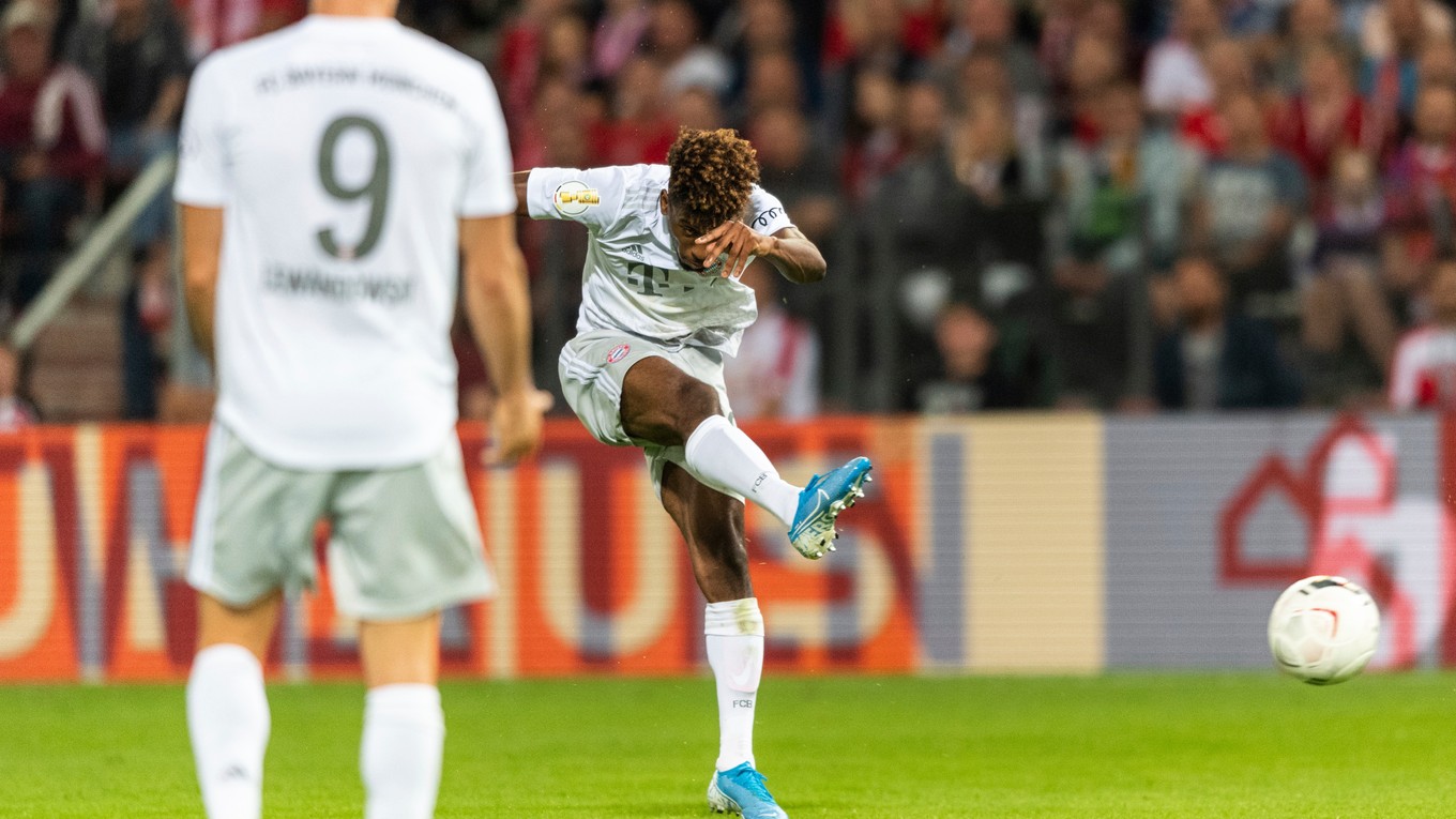 Kingsley Coman počas gólovej strely v zápase 1. kola DFB Pokal 2019/2020 medzi Energie Cottbus - Bayern Mníchov.
