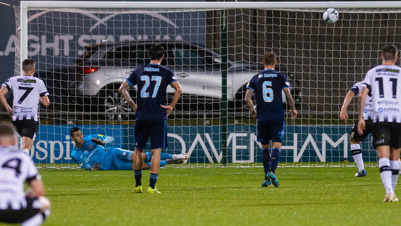Dominik Greif chytá penaltu v zápase FC Dundalk - ŠK Slovan Bratislava.